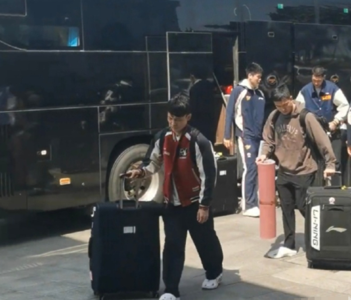 彩客网官网-胡明轩做出1个重要的决定，球迷很开心！|广东队|广东男篮|山东男篮|青岛队|球票_新浪体育_新浪新闻