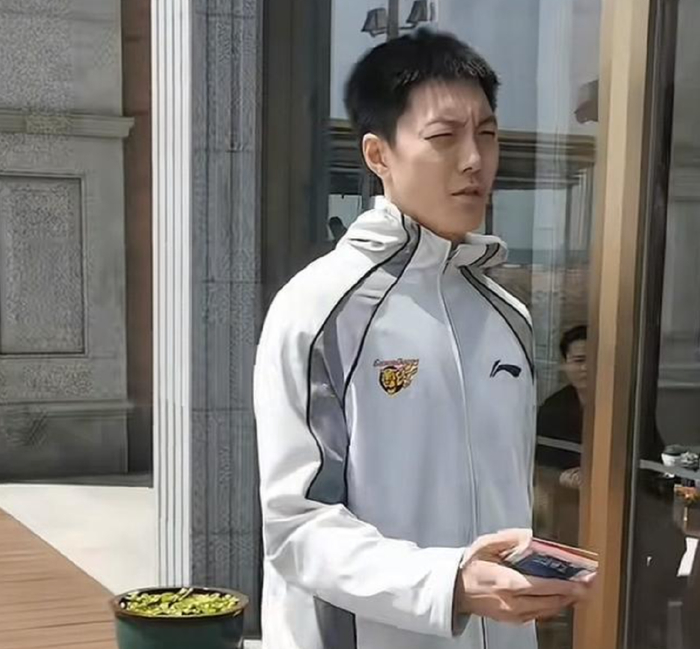 彩客网官网-胡明轩做出1个重要的决定，球迷很开心！|广东队|广东男篮|山东男篮|青岛队|球票_新浪体育_新浪新闻